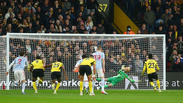 WATFORD, ENGLAND - NOVEMBER 20: Ismaila Sarr of Watford FC has a penalty saved by David De Gea of Manchester United during the Premier League match between Watford and Manchester United at Vicarage Road on November 20, 2021 in Watford, England. (Photo by Charlie Crowhurst/Getty Images)