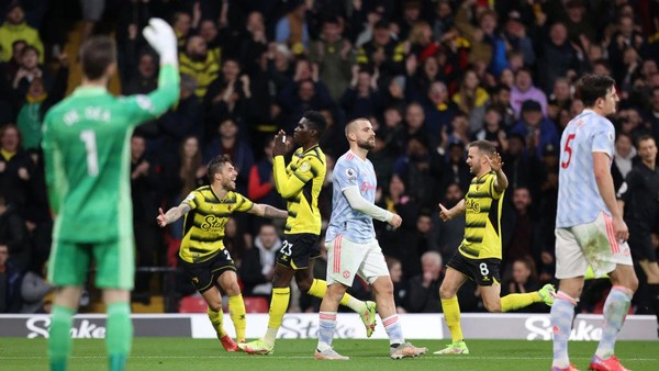 1354442020 WATFORD, ENGLAND - NOVEMBER 20: Ismaila Sarr of Watford FC celebrates with teammates after scoring their teams second goal during the Premier League match between Watford and Manchester United at Vicarage Road on November 20, 2021 in Watford, England. (Photo by Alex Pantling/Getty Images)