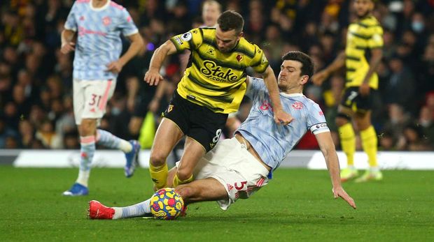 WATFORD, ENGLAND - NOVEMBER 20: Tom Cleverley of Watford FC is fouled by Harry Maguire of Manchester United leading to a second yellow card and red card during the Premier League match between Watford and Manchester United at Vicarage Road on November 20, 2021 in Watford, England. (Photo by Charlie Crowhurst/Getty Images)