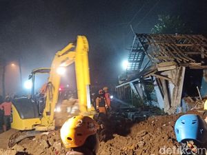 Korban Tewas Tanah Longsor Banjarnegara: 3 Orang Sekeluarga-1 Bidan Desa Korban Tewas Tanah Longsor Banjarnegara: 3 Orang Sekeluarga-1 Bidan Desa