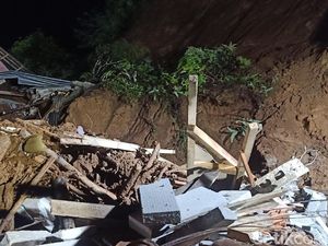 Dramatis! Evakuasi Bocah yang Tertimbun Puing-Longsor selama 1 Jam