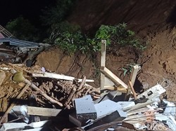 Dramatis! Evakuasi Bocah yang Tertimbun Puing-Longsor selama 1 Jam