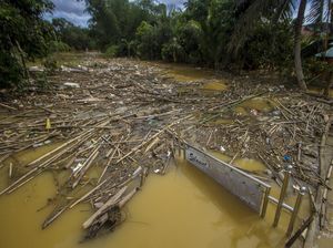 Sampah Hambat Aliran Sungai di Hulu Sungai Tengah