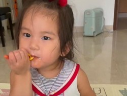 Bikin Gemas! Balita Ini Pura-pura Kuat Makan Mie Samyang Meski Kepedasan