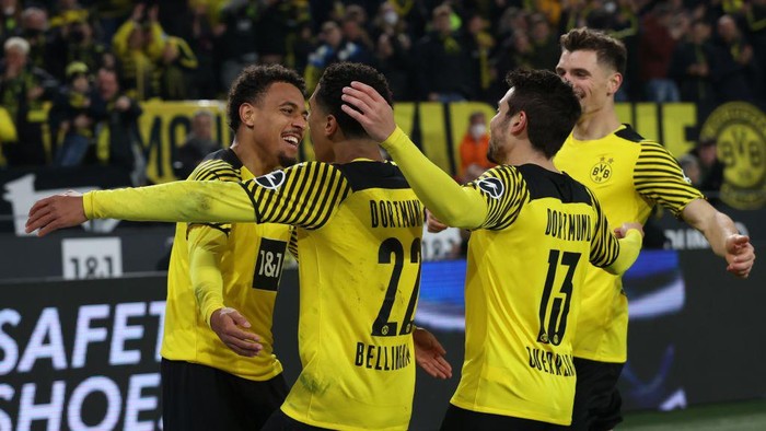 DORTMUND, GERMANY - NOVEMBER 20: Donyell Malen of Borussia Dortmund is congratulates by Jude Bellingham of Borussia Dortmund after scoring the first goal during the Bundesliga match between Borussia Dortmund and VfB Stuttgart at Signal Iduna Park on November 20, 2021 in Dortmund, Germany. (Photo by Alex Grimm/Getty Images)
