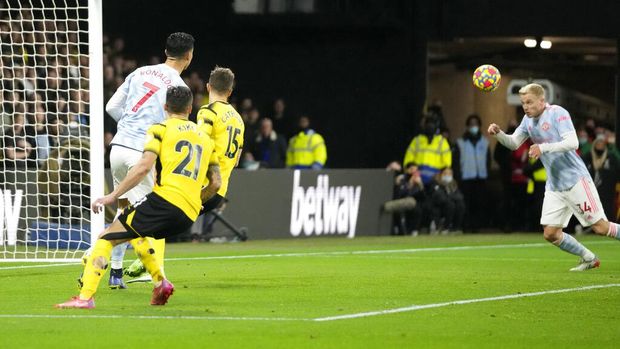 Britain Soccer Premier League Manchester United's Donny van der Beek, right, scores his side's opening goal during the English Premier League soccer match between Watford and Manchester United at Vicarage Road, Watford, England, Saturday, Nov. 20, 2021. (AP Photo/Frank Augstein)
