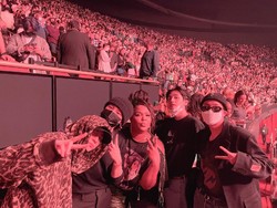 Momen Member BTS Nobar Konser Harry Styles yang Bikin Heboh