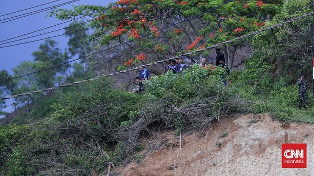 Warga sekitar menyaksikan balapan WSBK Mandalika dari bukit depan Gate 1 Sirkuit Mandalika. (CNN Indonesia/Adi Maulana Ibrahim)