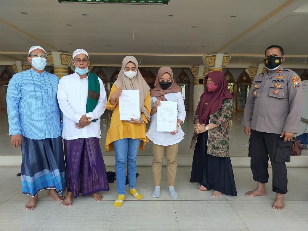 Cerita Dua Perempuan Joget TikTok di Masjid Sampang Berujung Minta Maaf Cerita Dua Perempuan Joget TikTok di Masjid Sampang Berujung Minta Maaf