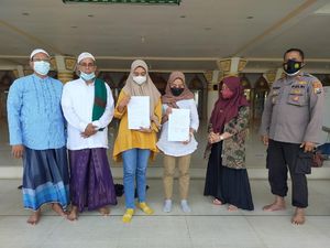 Cerita Dua Perempuan Joget TikTok di Masjid Sampang Berujung Minta Maaf Cerita Dua Perempuan Joget TikTok di Masjid Sampang Berujung Minta Maaf