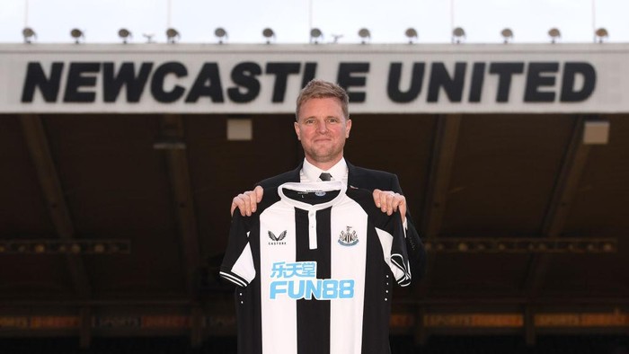 NEWCASTLE UPON TYNE, ENGLAND - NOVEMBER 10: New Newcastle Head Coach Eddie Howe pictured with the club shirt at his unveiling press conference at St. James Park on November 10, 2021 in Newcastle upon Tyne, England. (Photo by Stu Forster/Getty Images)