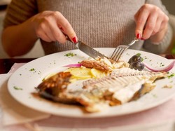 7 Negara Ini Punya Etika Makan yang Unik dan Tak Biasa