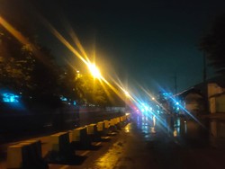 Banjir Rob Genangi Jalan Kalimas, Nelayan di Pesisir Kenjeran Nekat Melaut