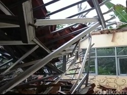 Gudang SMP di Tasikmalaya Ambruk Diterjang Angin Kencang