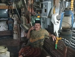 Sutarji Sang Kolektor Tali Pocong dan Keranda Mayat dari Tulungagung