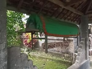 Jalan Taubat di Balik Koleksi Keranda Mayat hingga Tali Pocong Koleksi