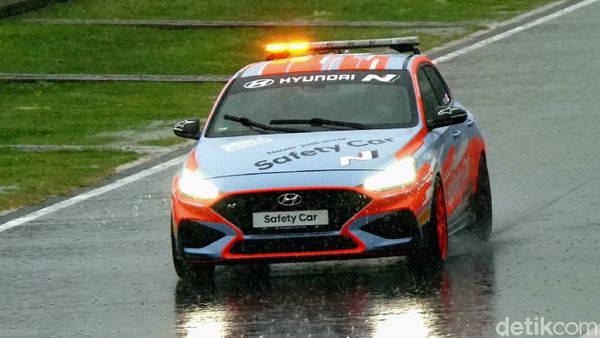 Aksi Safety Car Hyundai i30 Fastback N Kawal WSBK Mandalika