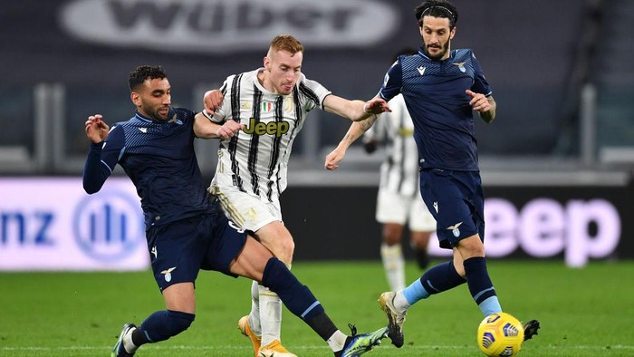 TURIN, ITALY - MARCH 06: Dejan Kulusevski of Juventus  is put under pressure by Mohamed Fares (L) and Luis Alberto (R) of SS Lazio  during the Serie A match between Juventus  and SS Lazio at Allianz Stadium on March 06, 2021 in Turin, Italy. Sporting stadiums around Italy remain under strict restrictions due to the Coronavirus Pandemic as Government social distancing laws prohibit fans inside venues resulting in games being played behind closed doors. (Photo by Valerio Pennicino/Getty Images)