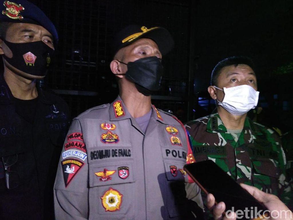Polisi Sekat Massa Reuni 212 di 4 Titik Kota Tangerang Polisi Sekat Massa Reuni 212 di 4 Titik Kota Tangerang