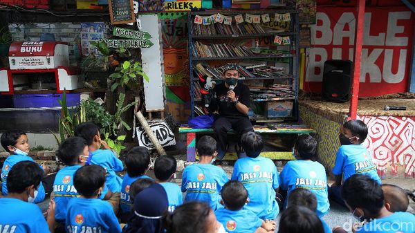 Keren! Pos Ronda Ini Disulap jadi Perpustakaan Mini