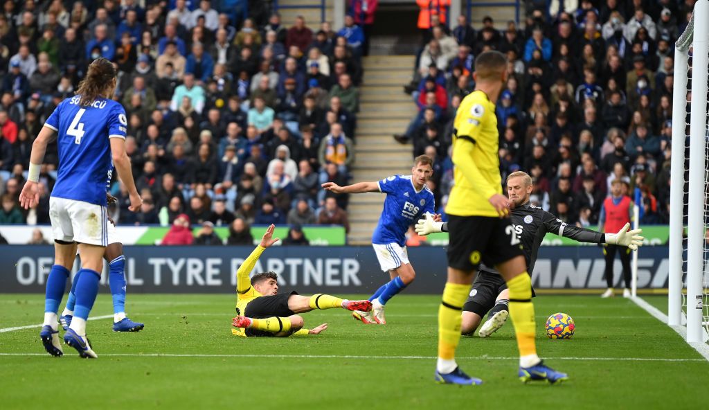 Leicester vs Chelsea LEICESTER, ENGLAND - NOVEMBER 20: Christian Pulisic of Chelsea scores their team's third goal during the Premier League match between Leicester City and Chelsea at The King Power Stadium on November 20, 2021 in Leicester, England. (Photo by Michael Regan/Getty Images)