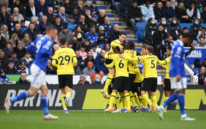 LEICESTER, ENGLAND - NOVEMBER 20: Antonio Ruediger (obscured) celebrates with teammates Ben Chilwell, Thiago Silva, Jorginho, Reece James and Kai Havertz of Chelsea after scoring their teams first goal during the Premier League match between Leicester City and Chelsea at The King Power Stadium on November 20, 2021 in Leicester, England. (Photo by Michael Regan/Getty Images)