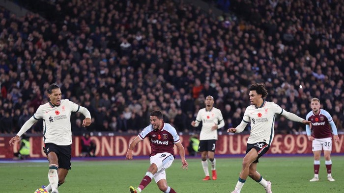 LONDON, ENGLAND - NOVEMBER 07: Pablo Fornals of West Ham United scores their sides second goal whilst under pressure from Virgil van Dijk and Trent Alexander-Arnold of Liverpool during the Premier League match between West Ham United and Liverpool at London Stadium on November 07, 2021 in London, England. (Photo by Alex Pantling/Getty Images)