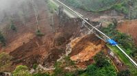 Terkini! Foto-foto Longsor di Jalur Wisata Derajat Pass