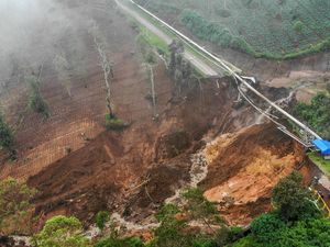 Terkini! Foto-foto Longsor di Jalur Wisata Derajat Pass