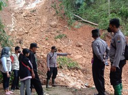 Longsor di Ponorogo Tutup Akses Jalan Antar Desa, Puluhan Warga Terisolir