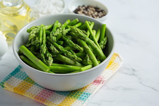 Jika kamu bosan dengan sayur yang itu-itu saja, kamu bisa menggunakan asparagus sebagai bahan utama dalam olahan sayuran.