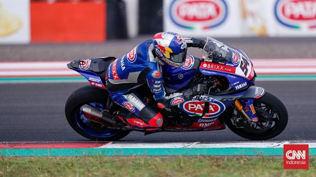 Pembalap tim Pata Yamaha With Brixx WorldSBK Toprak Razgatlioglu melaju saat sesi latihan bebas pertama (FP1) di Pertamina Mandalika International Street Circuit, Lombok Tengah, Nusa Tenggara Barat (NTB), Jumat (19/11/2021).