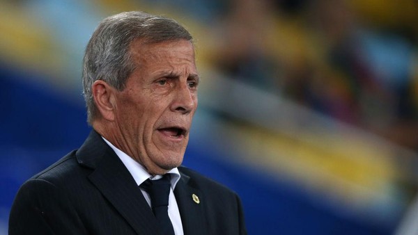 RIO DE JANEIRO, BRAZIL - JUNE 24: Oscar Tabarez head coach of Uruguay gestures during the Copa America Brazil 2019 group C match between Chile and Uruguay at Maracana Stadium on June 24, 2019 in Rio de Janeiro, Brazil. (Photo by Alexandre Schneider/Getty Images)