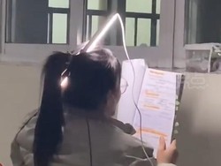 Viral Wanita Belajar Sambil Selipkan Lampu di Rambut, Jadi Simbol Kerja Keras