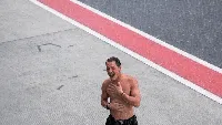 Lucu Banget! Dua Pebalap WSBK Ini Asyik Hujan-hujanan di Mandalika
