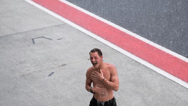 Lucu Banget! Dua Pebalap WSBK Ini Asyik Hujan-hujanan di Mandalika