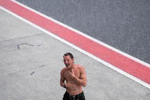 Lucu Banget! Dua Pebalap WSBK Ini Asyik Hujan-hujanan di Mandalika