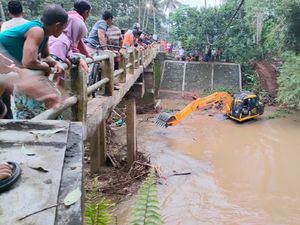Antisipasi Banjir Susulan, Pemkab Trenggalek Bongkar Timbunan Rumpun Bambu