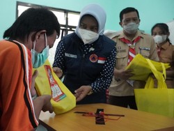 Walkot Mojokerto Serahkan Bantuan Beasiswa & Seragam ke 35 Siswa SLB