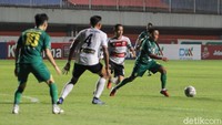 Persebaya memasukkan Marselino Ferdinan di babak kedua untuk menambah daya gedor serangan. Kehadiran pemain 17 tahun itu memberi dampak signifikan di menit ke-52.