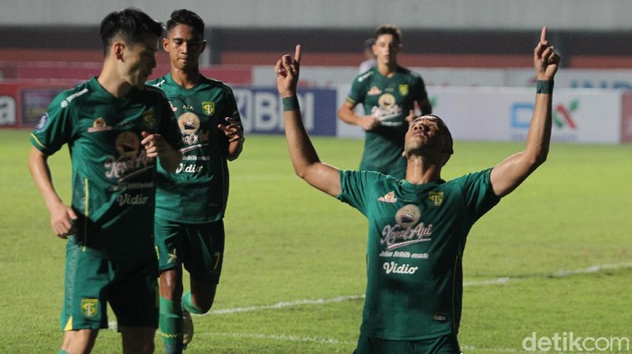 Persebaya Surabaya meraih poin sempurna saat bertemu Madura United dalam lanjutan BRI Liga 1. Bajul Ijo menang 1-0 berkat gol penalti Jose Wilkson.