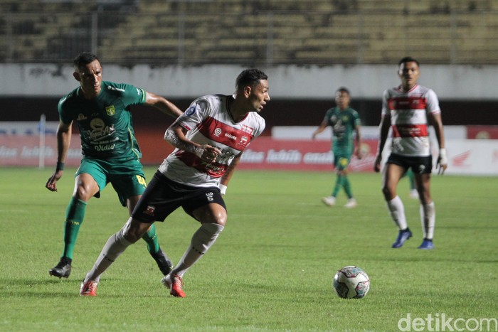 Persebaya Surabaya meraih poin sempurna saat bertemu Madura United dalam lanjutan BRI Liga 1. Bajul Ijo menang 1-0 berkat gol penalti Jose Wilkson.