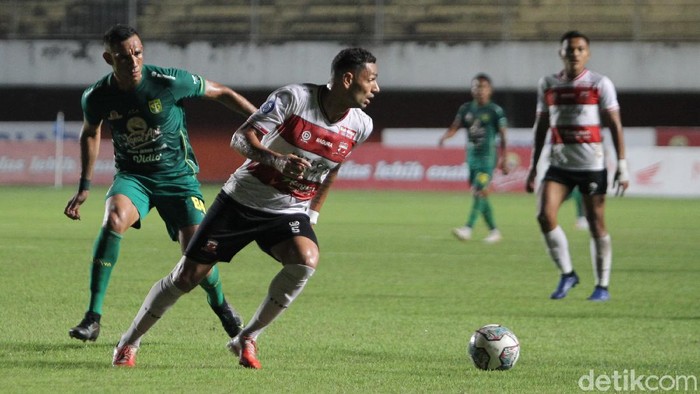 Persebaya vs Madura United Persebaya Surabaya meraih poin sempurna saat bertemu Madura United dalam lanjutan BRI Liga 1. Bajul Ijo menang 1-0 berkat gol penalti Jose Wilkson.