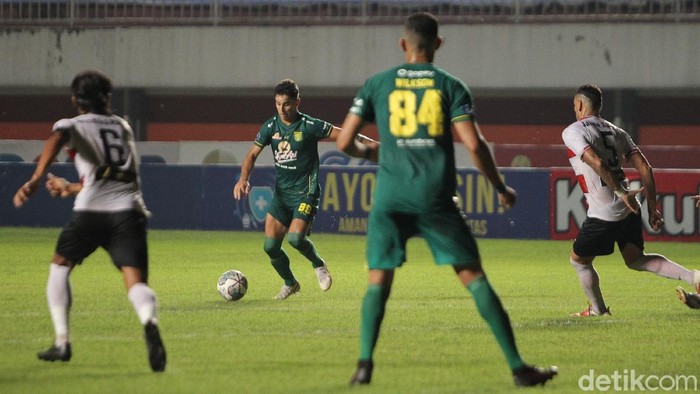 Persebaya vs Madura United Persebaya Surabaya meraih poin sempurna saat bertemu Madura United dalam lanjutan BRI Liga 1. Bajul Ijo menang 1-0 berkat gol penalti Jose Wilkson.