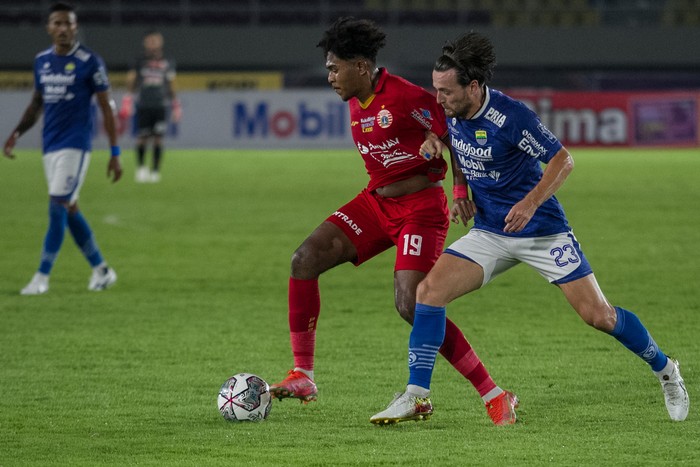 Pesepak bola Persija Jakarta Braif Fatari (kiri) berebut bola dengan pesepak bola Persib Bandung Marc Anthony Klok (kanan) pada pertandingan Liga I di Stadion Manahan, Solo, Jawa Tengah, Sabtu (20/11/2021). ANTARA FOTO/Mohammad Ayudha/foc.