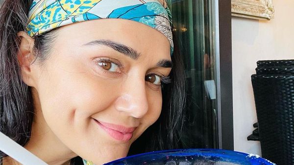 8 Potret Awet Muda Preity Zinta yang Dikaruniai Anak Kembar di Usia 46 Tahun