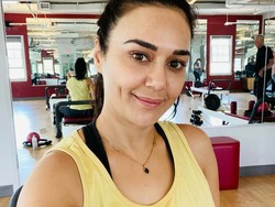Preity Zinta Ngamuk Putrinya Difoto dan Dicium Orang