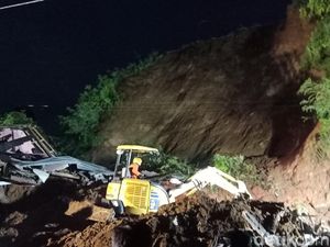 2 Rumah Tertimbun Longsor di Banjarnegara, 4 Orang Tewas 2 Rumah Tertimbun Longsor di Banjarnegara, 4 Orang Tewas