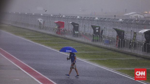 Race 1 WSBK Mandalika 2021 resmi ditunda setelah hujan deras terus mengguyur Sirkuit Mandalika hingga pihak WSBK mengambil keputusan akhir pada pukul 16:00 WITA. CNN Indonesia/Adi Maulana Ibrahim