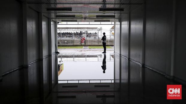Race 1 WSBK Mandalika 2021 resmi ditunda setelah hujan deras terus mengguyur Sirkuit Mandalika hingga pihak WSBK mengambil keputusan akhir pada pukul 16:00 WITA. CNN Indonesia/Adi Maulana Ibrahim